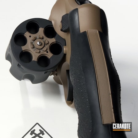 Powder Coating: Graphite Black H-146,Smith & Wesson,Revolver,MAGPUL® FLAT DARK EARTH H-267