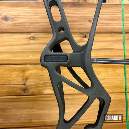 Powder Coating: Graphite Black H-146,hoyt bow,COBALT KINETICS™ GREEN H-296,bowhunting,S.H.O.T,Hunting Bow,Bow Riser,Archery,HOYT,Compound Bow Riser,Compound Bow,Bow