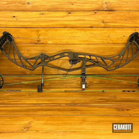 Powder Coating: Graphite Black H-146,hoyt bow,COBALT KINETICS™ GREEN H-296,bowhunting,S.H.O.T,Hunting Bow,Bow Riser,Archery,HOYT,Compound Bow Riser,Compound Bow,Bow