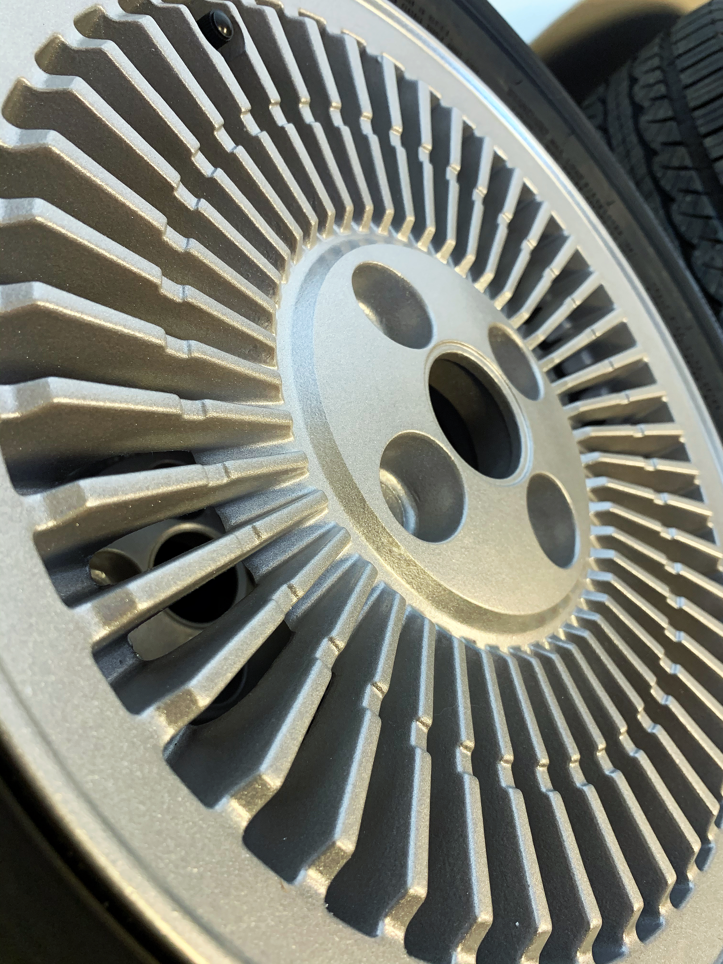 Refinished DeLorean Rims coated in Silver Metallic II | Prismatic Powders