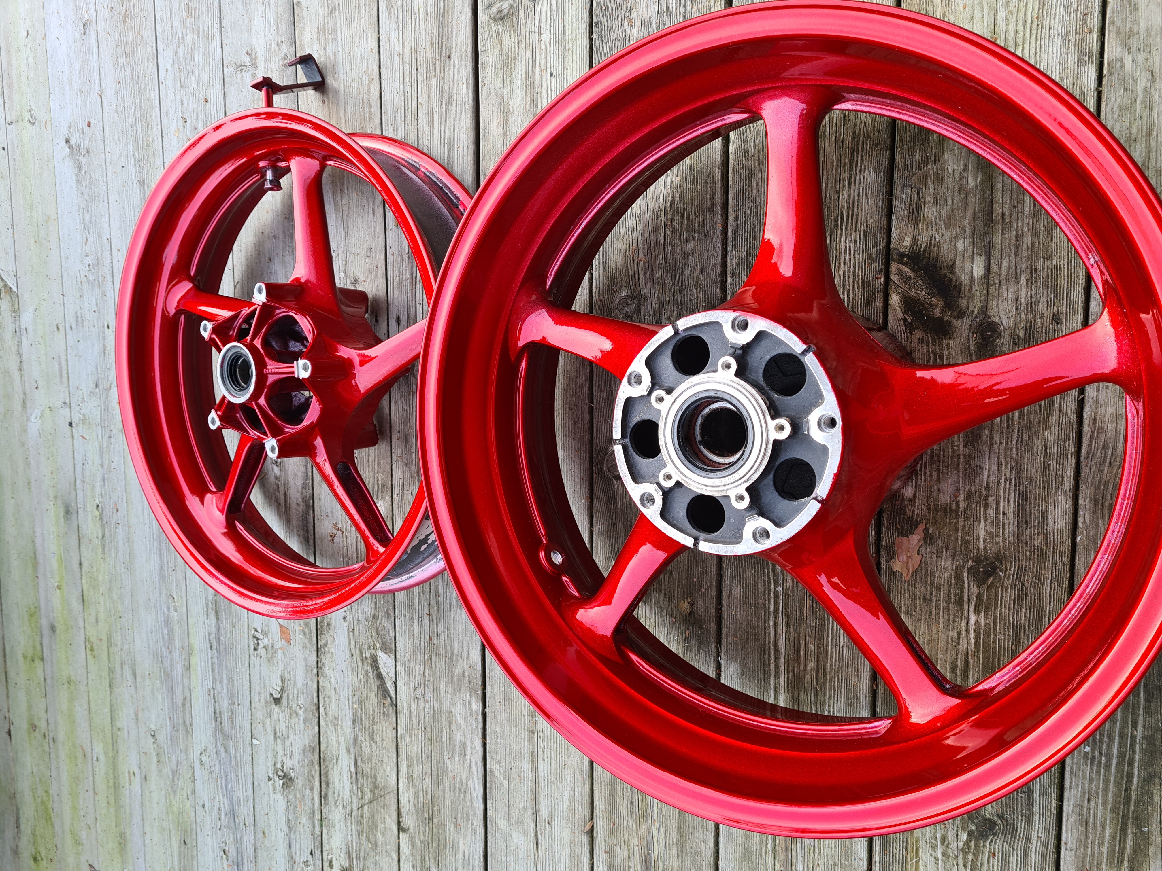 Yamaha R6 Rims Stock Rear Yamaha Rims with Alien Silver and Lollypop Red | Prismatic Powders