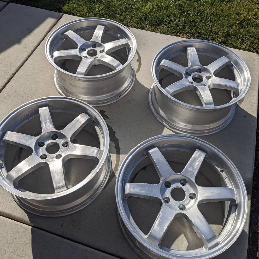 Wheels Coated in Gloss White | Prismatic Powders
