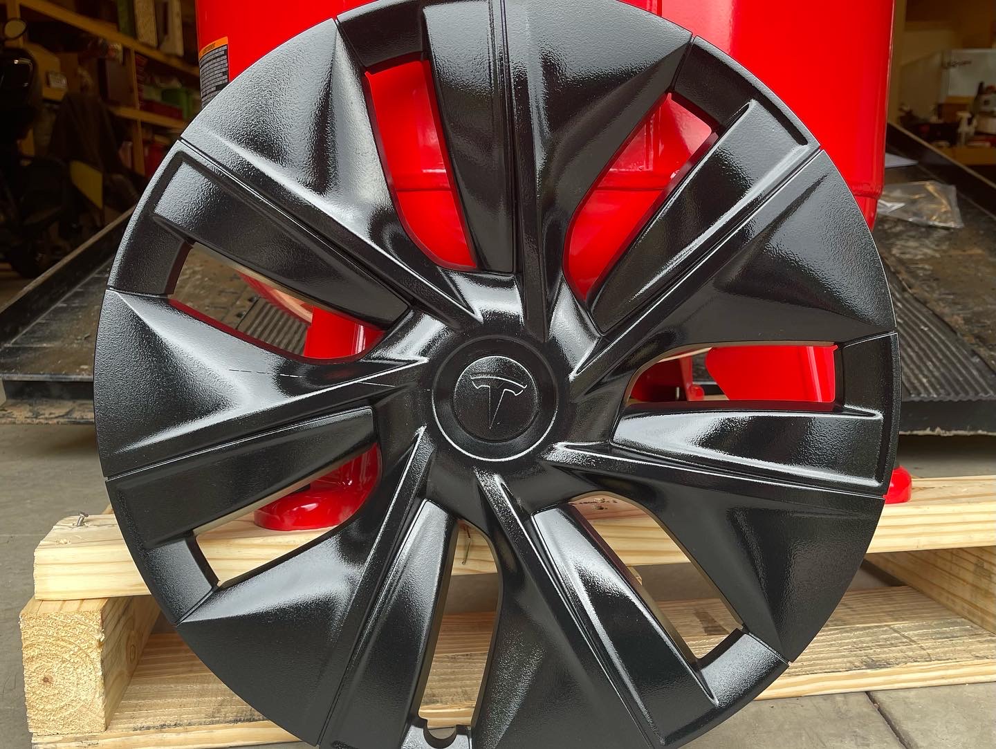 Tesla Wheels Featuring USS-1522 | Prismatic Powders