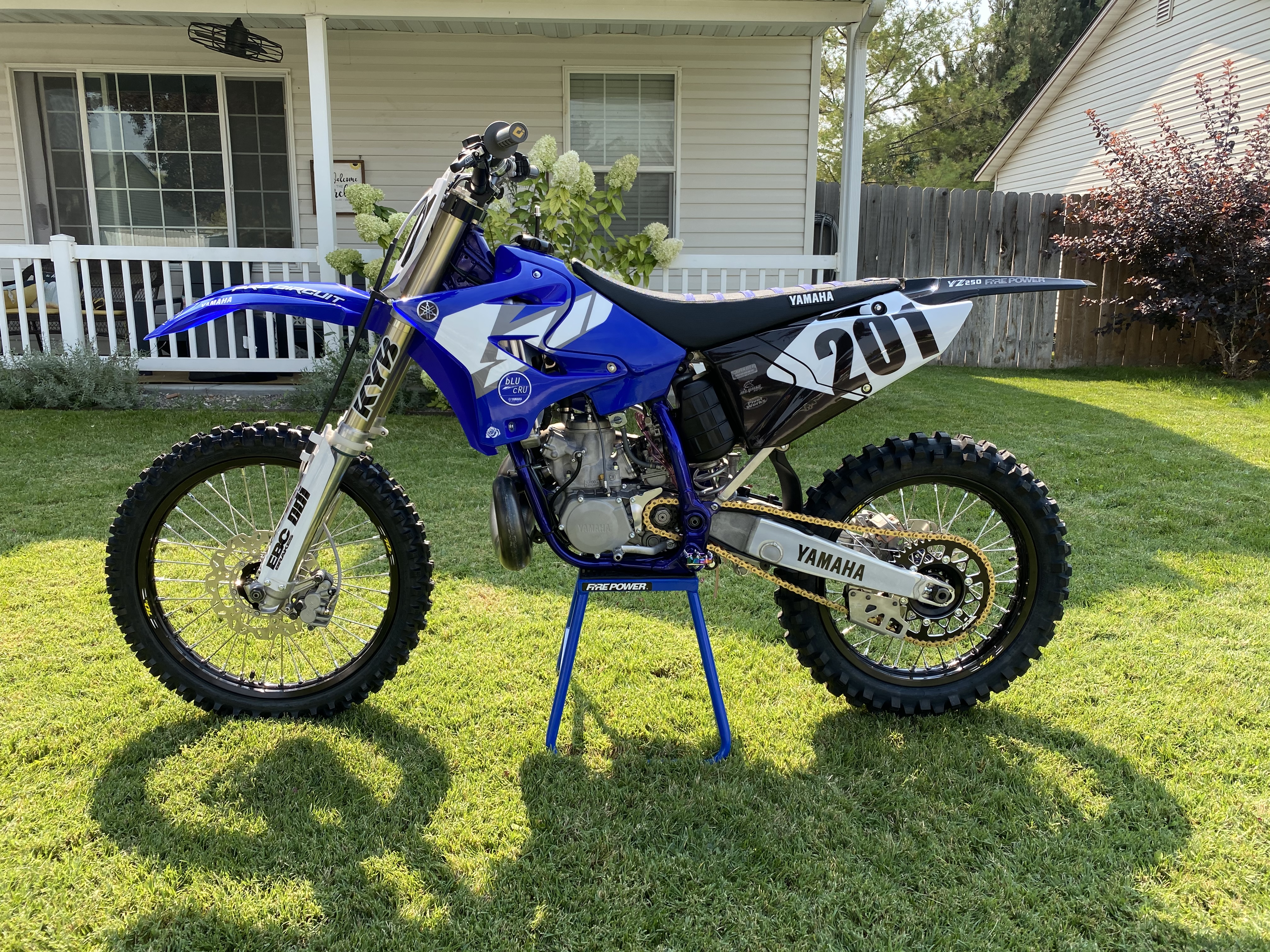 YZ250 Frame Coated in Bentley Blue | Prismatic Powders