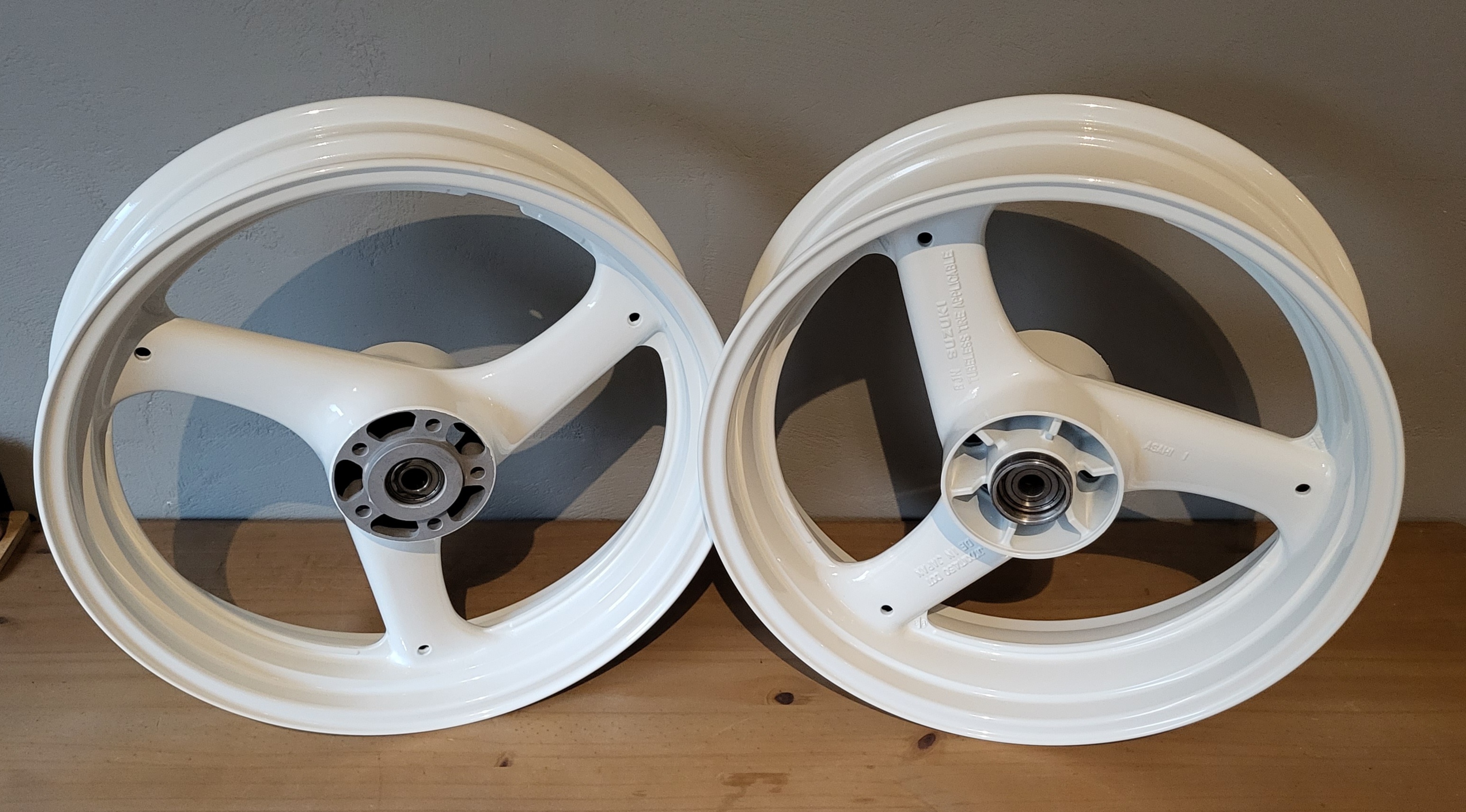 Motorcycle White Rims Motorcycle Wheels Finished with RAL 9010 | Prismatic Powders