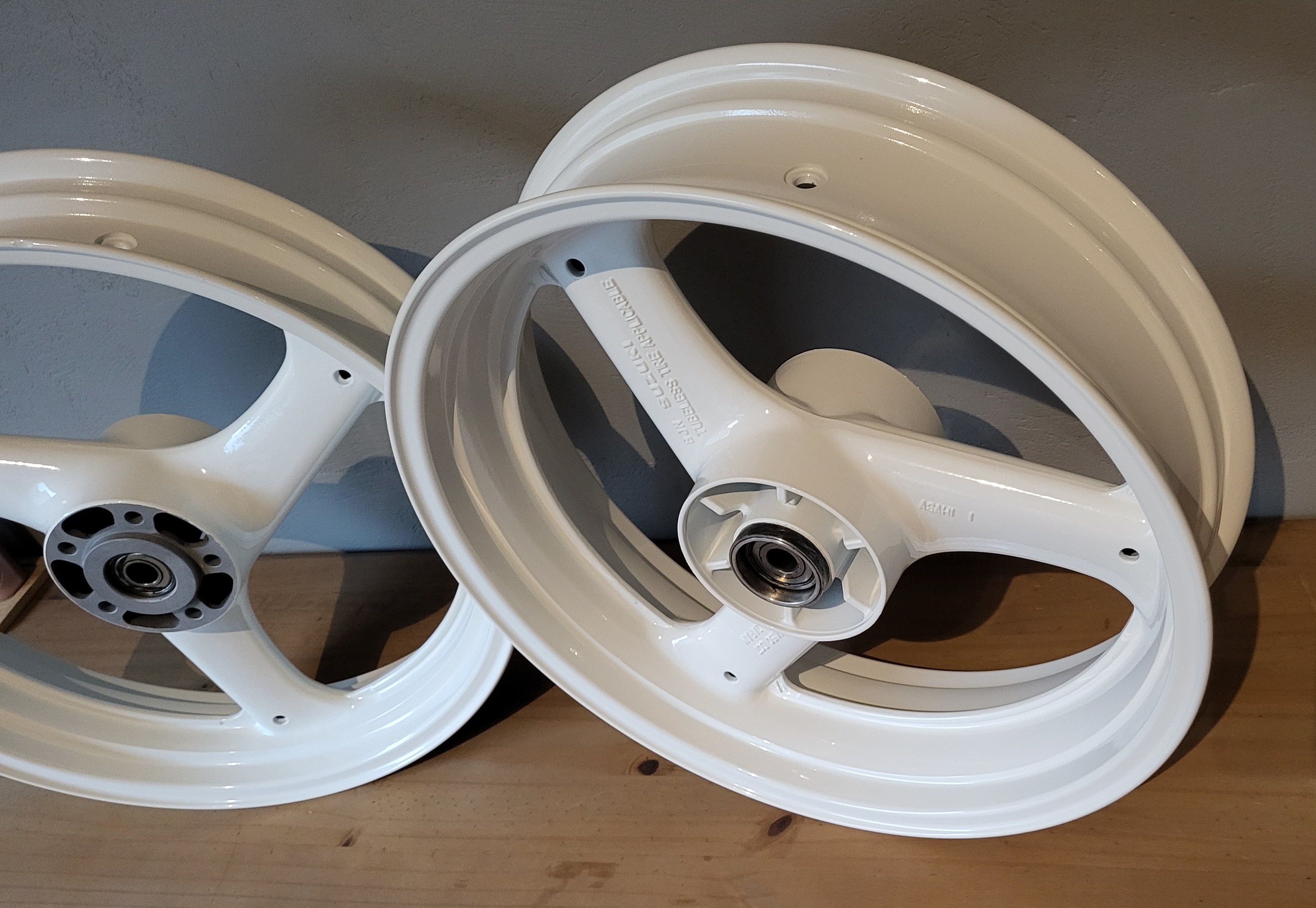 Motorcycle White Rims Motorcycle Wheels Finished with RAL 9010 | Prismatic Powders