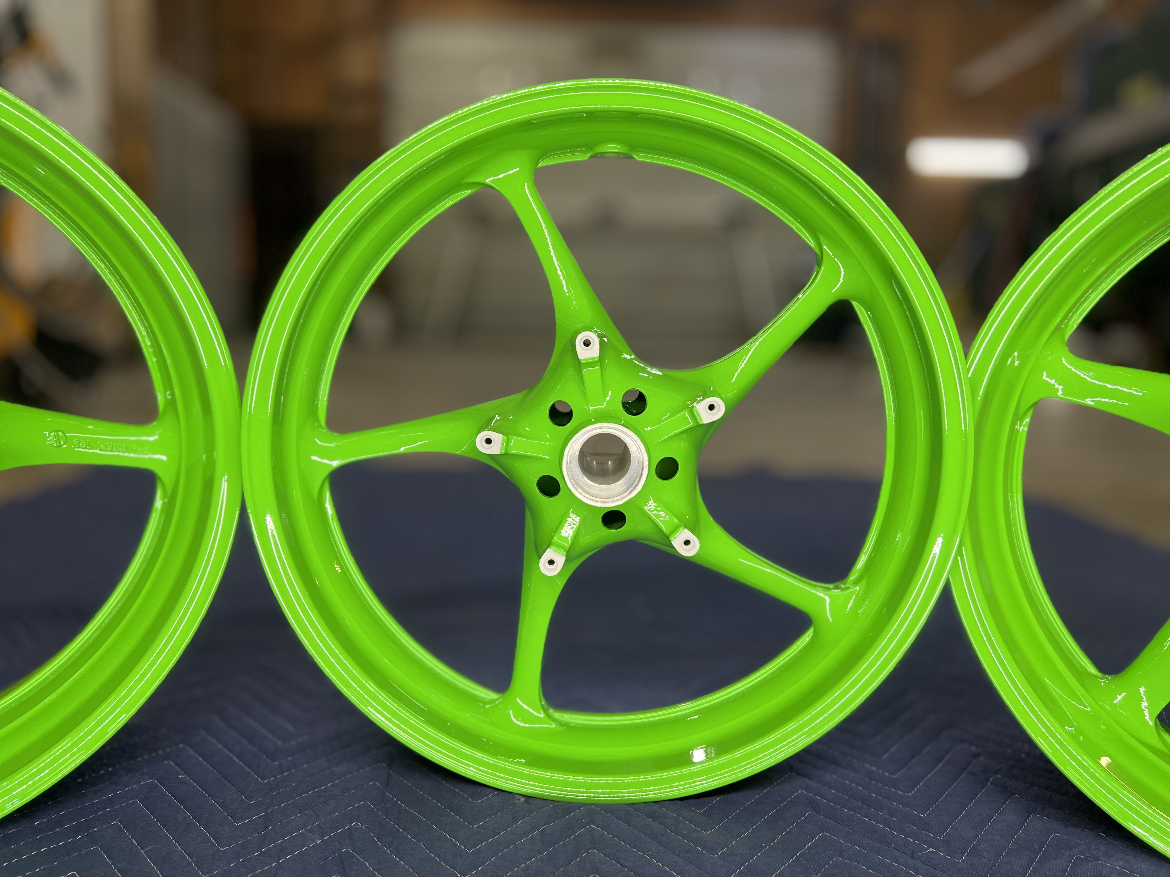 Carbon R6 Rims R6 Wheels in Tacate Green | Prismatic Powders