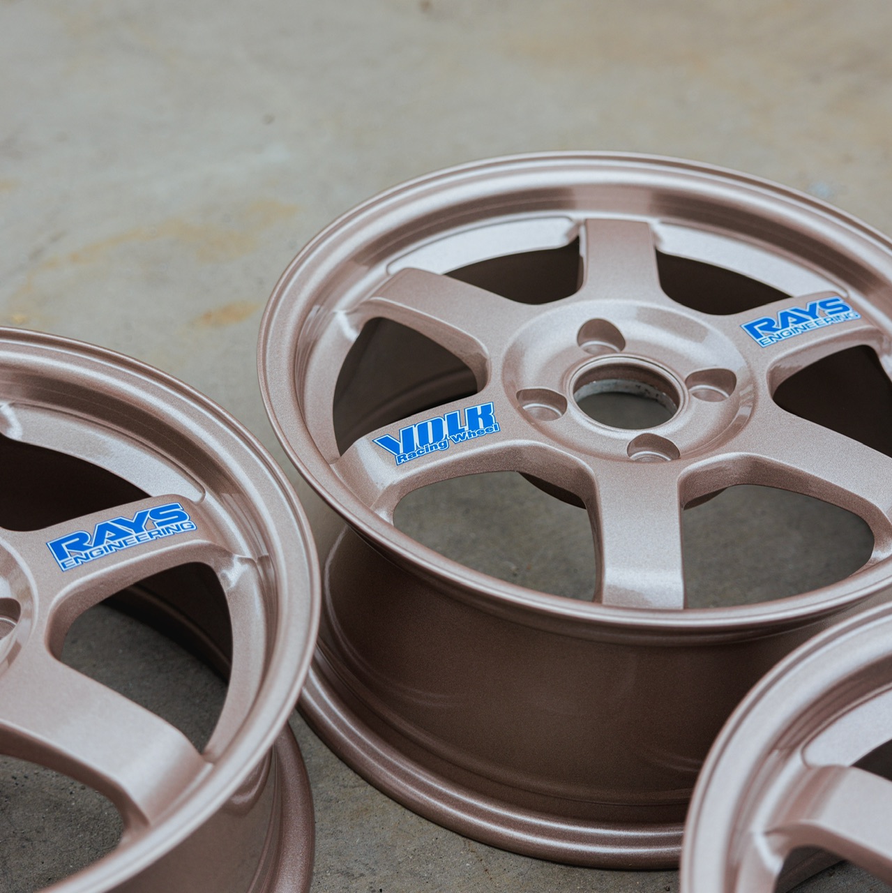 “BAZZINGA” ON RAYS TE37 | PRISMATIC POWDERS®