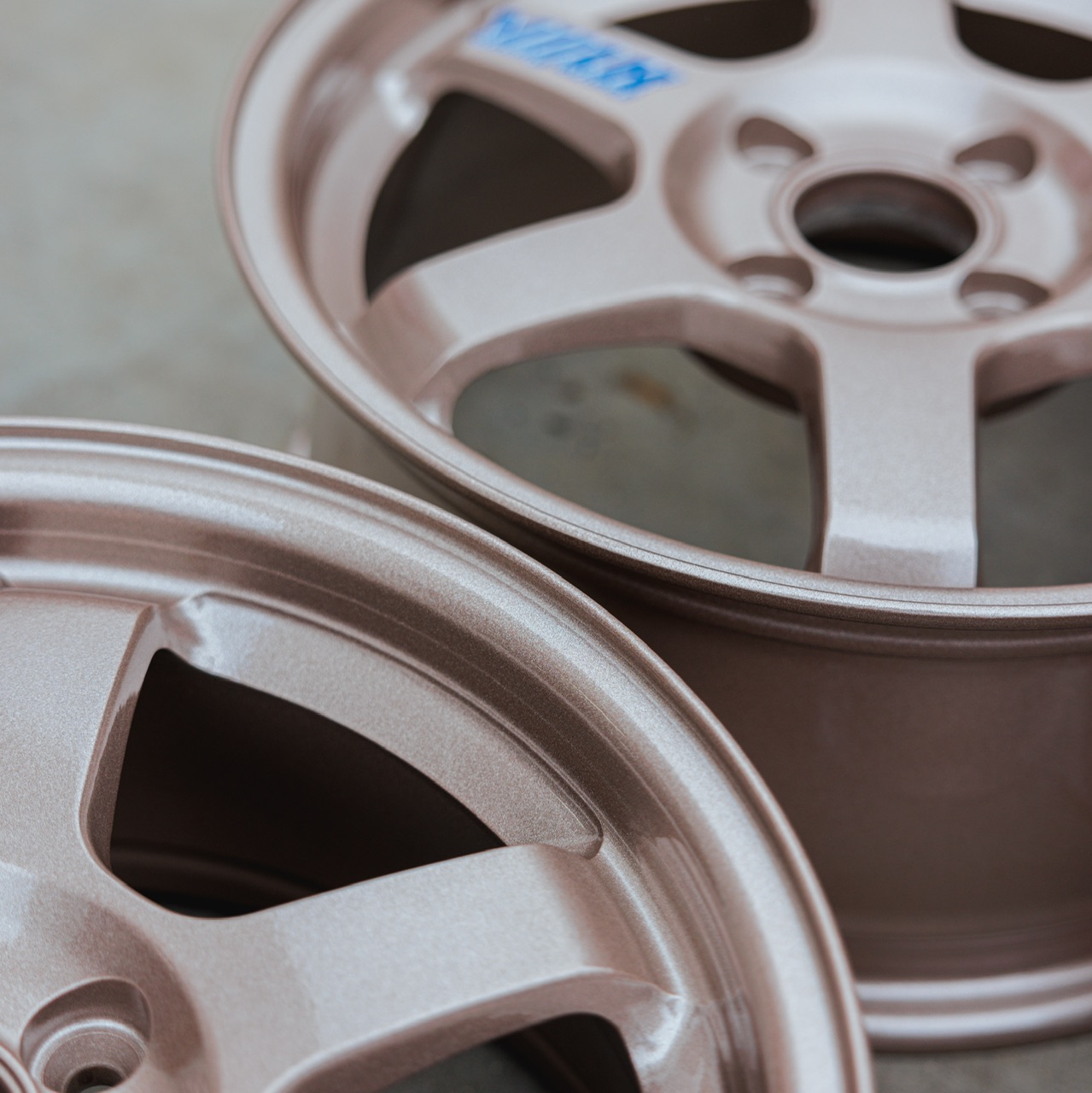 “BAZZINGA” ON RAYS TE37 | PRISMATIC POWDERS®