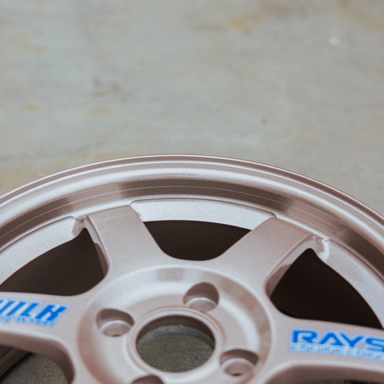 “BAZZINGA” ON RAYS TE37 | PRISMATIC POWDERS®