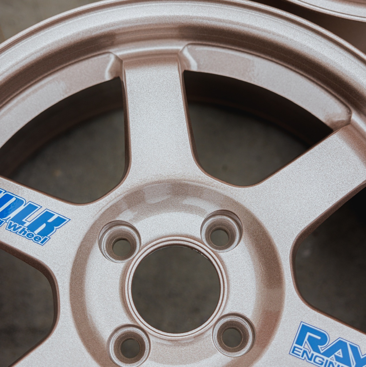 “BAZZINGA” ON RAYS TE37 | PRISMATIC POWDERS®