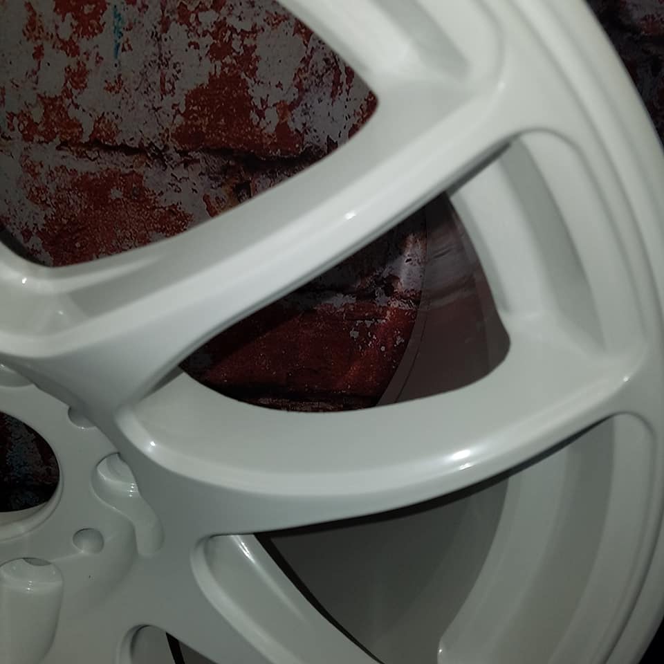 Custom Wheels in Pearlized White II | Prismatic Powders